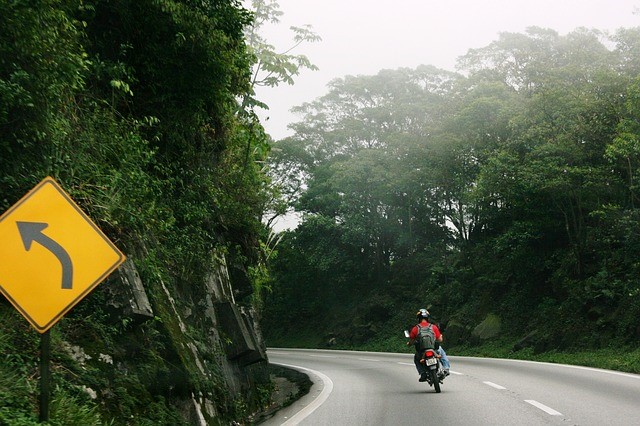8 consejos sobre como conducir una moto de forma segura