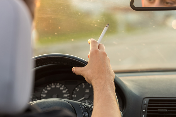 ¿Por qué es peligroso fumar mientras conduces?