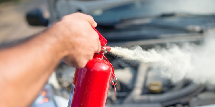Cómo apagar un incendio en carretera
