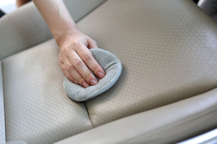 Cómo limpiar la tapicería del coche con productos de casa?