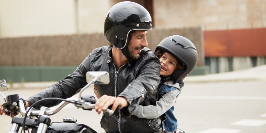 ¿A qué edad pueden ir los niños en moto?