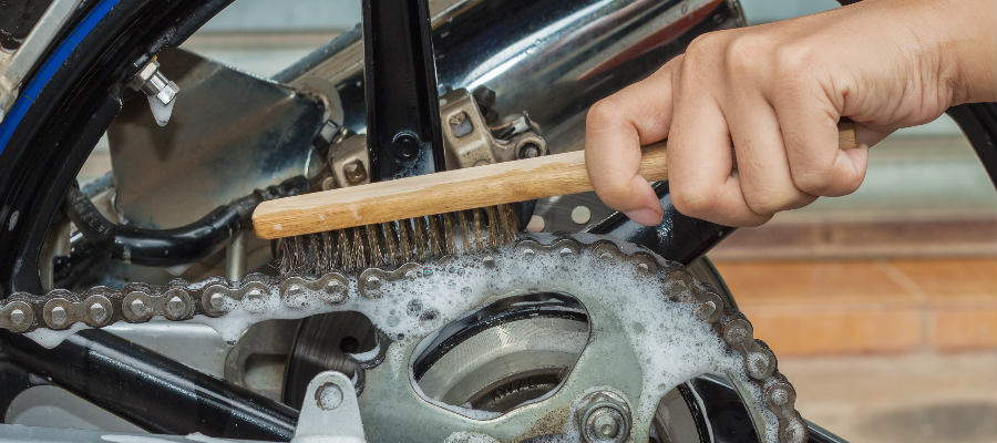 Cómo lubricar la cadena de una moto