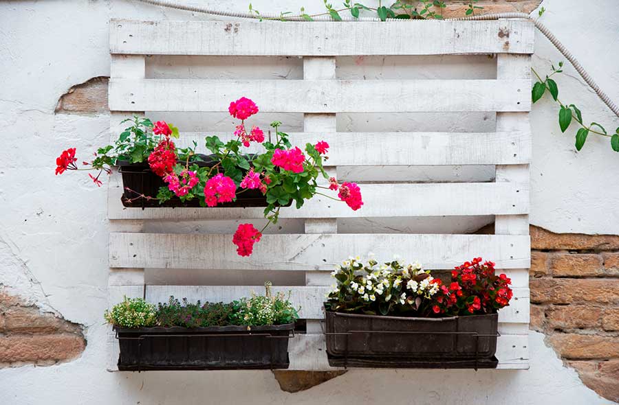 decoracion con palets y flores