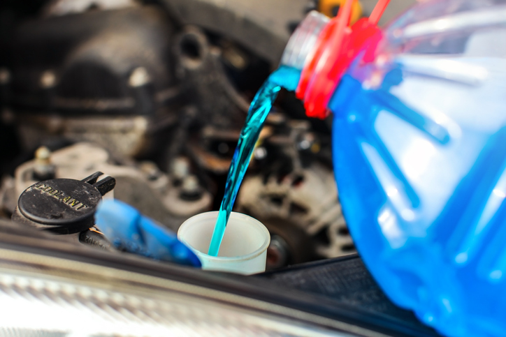 Importancia del líquido refrigerante del coche y el testigo de nivel