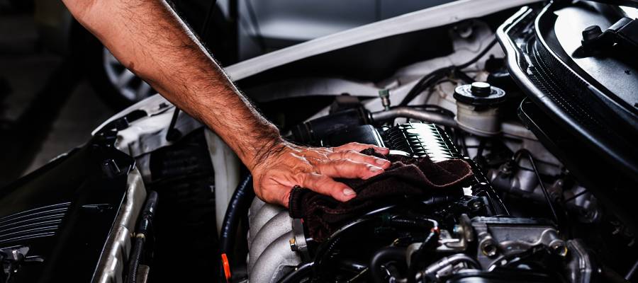 ¿Cómo limpiar el motor de un coche?