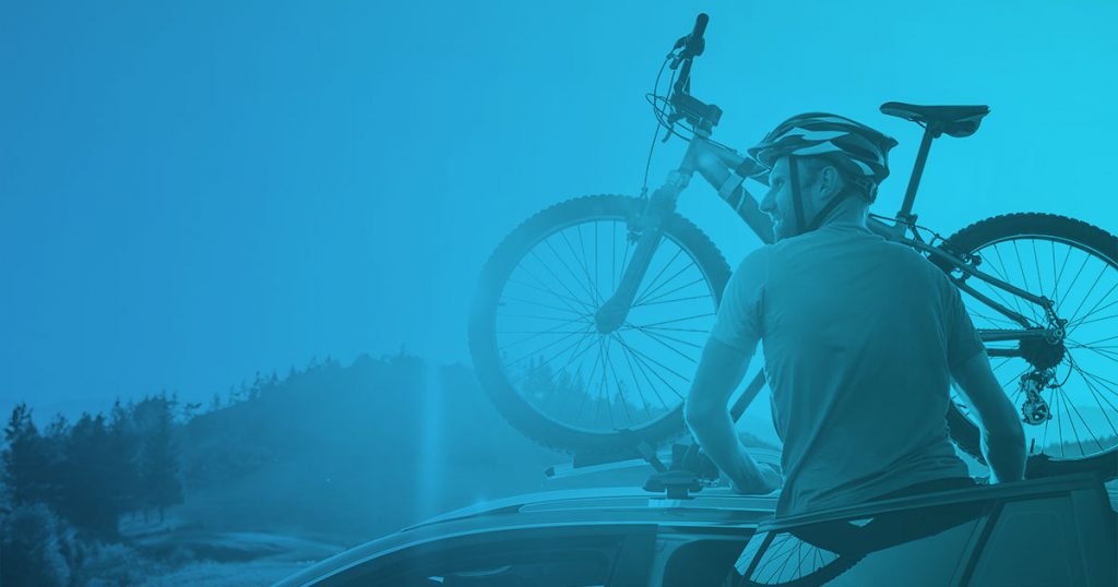 ¿Sabes cómo llevar la bici en el coche de manera correcta y legal?