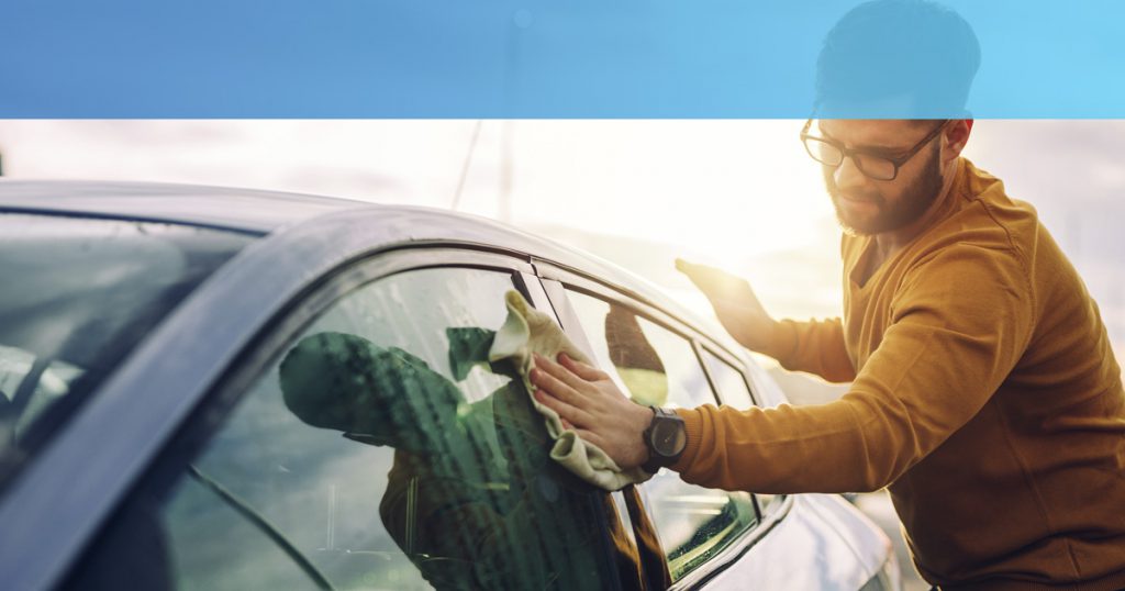 ¿Cómo limpiar los cristales de un coche?