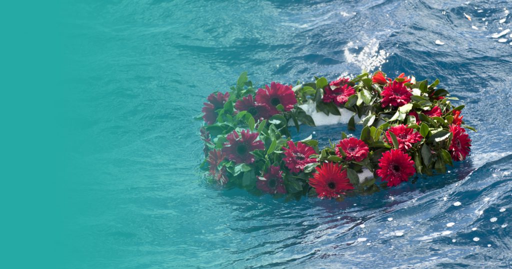 ¿Puedo tirar las cenizas al mar?, ¿dónde debería esparcirlas?