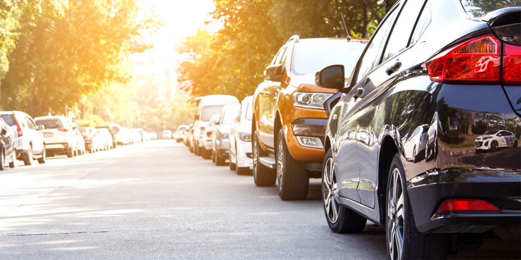 ¿Está permitido estacionar en doble fila? Estos son los casos para hacerlo