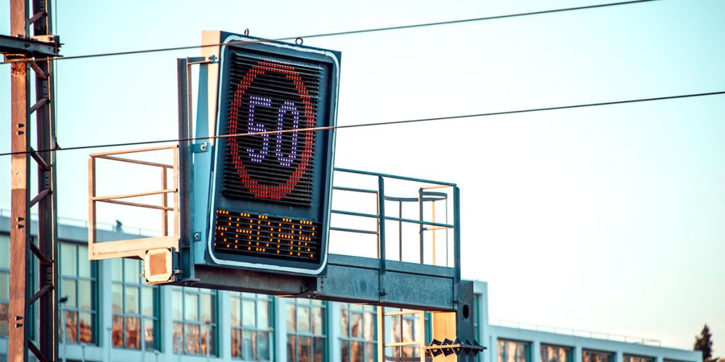 ¿A qué velocidad salta el radar en una carretera?