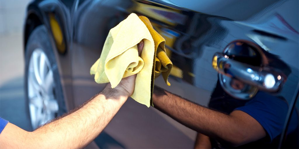 ¿Se puede lavar el coche en la calle?