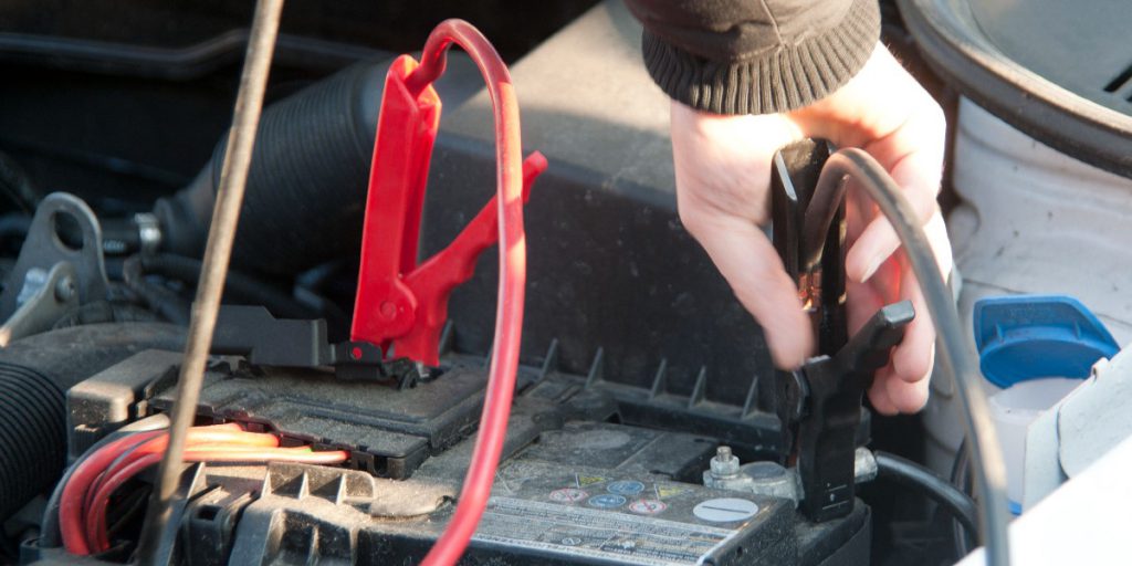 ¿Cómo cargar batería coche completamente descargada? 5 consejos