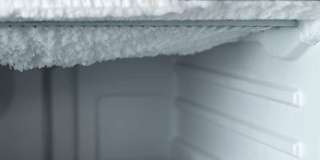 ¿Por qué se hace hielo en la pared de la nevera no frost?, ¿y en el congelador?