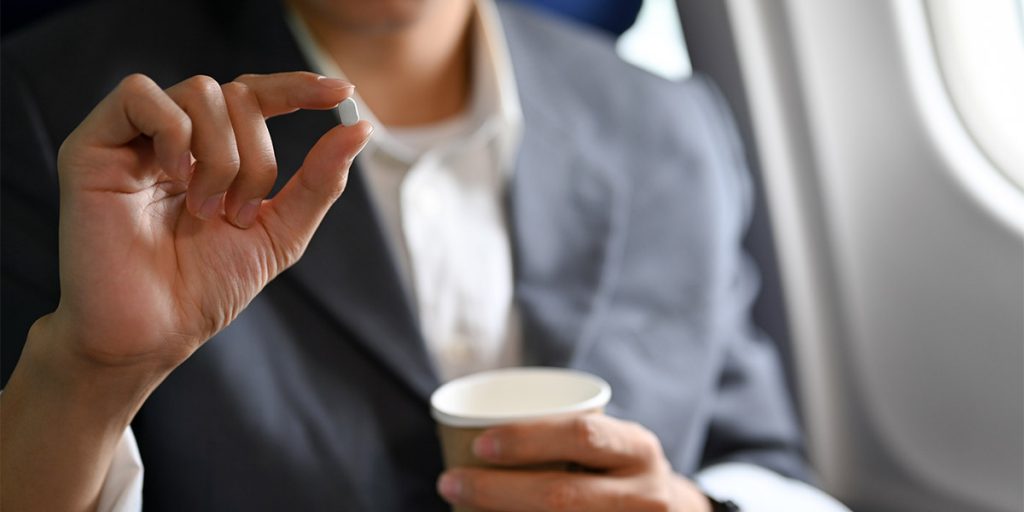¿Se puede viajar con medicamentos en el avión?