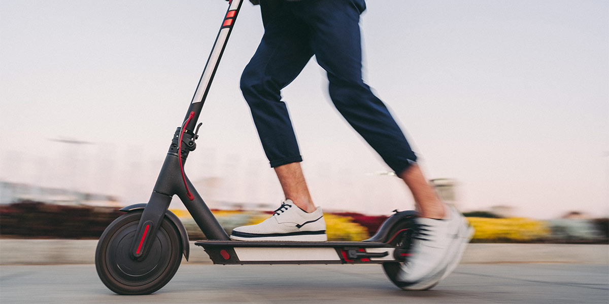 El casco en el patinete eléctrico es obligatorio por ley, pero falta  reglamentarlo