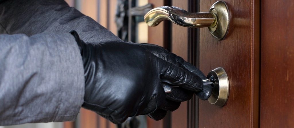 Qué señales dejan los ladrones en las puertas para robar