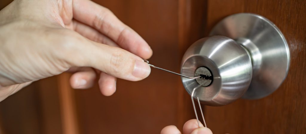 ¿Cómo sacar una llave partida de una cerradura? 
