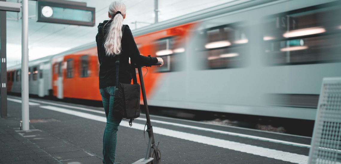 Llevar un patinete eléctrico en el tren