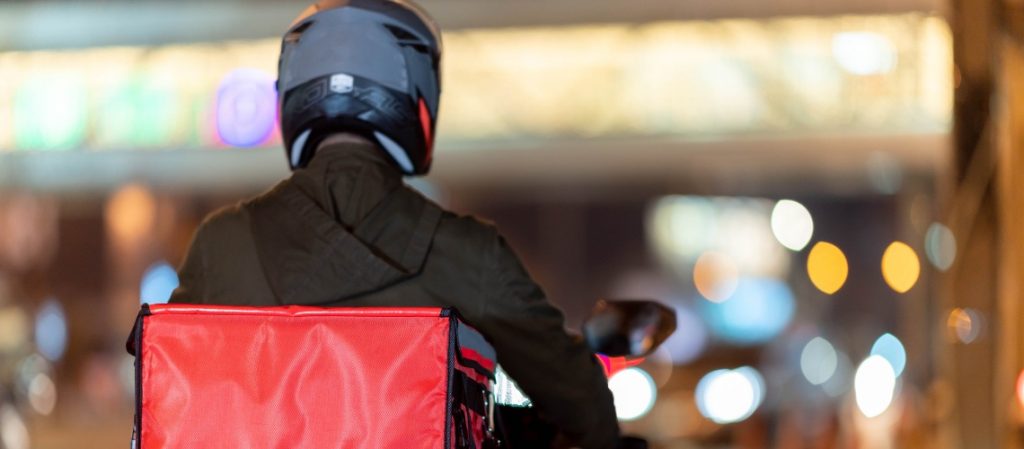 ¿Hasta cuánto puede sobresalir la carga en una moto?