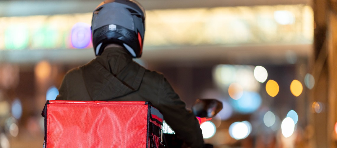 ¿cuánto puede sobresalir la carga en una moto?