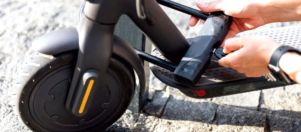 cómo atar un patinete eléctrico