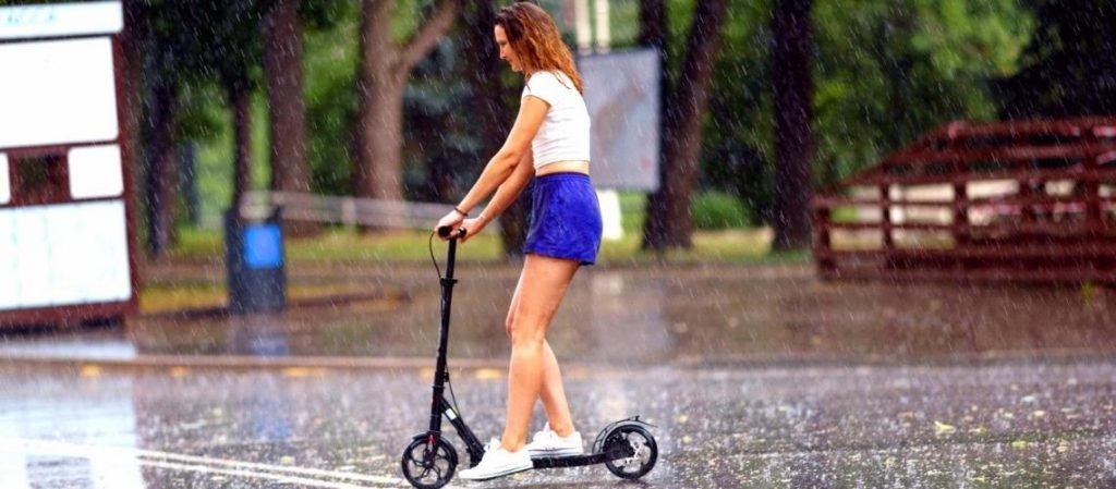 ¿Puedo circular con patinete eléctrico bajo la lluvia?