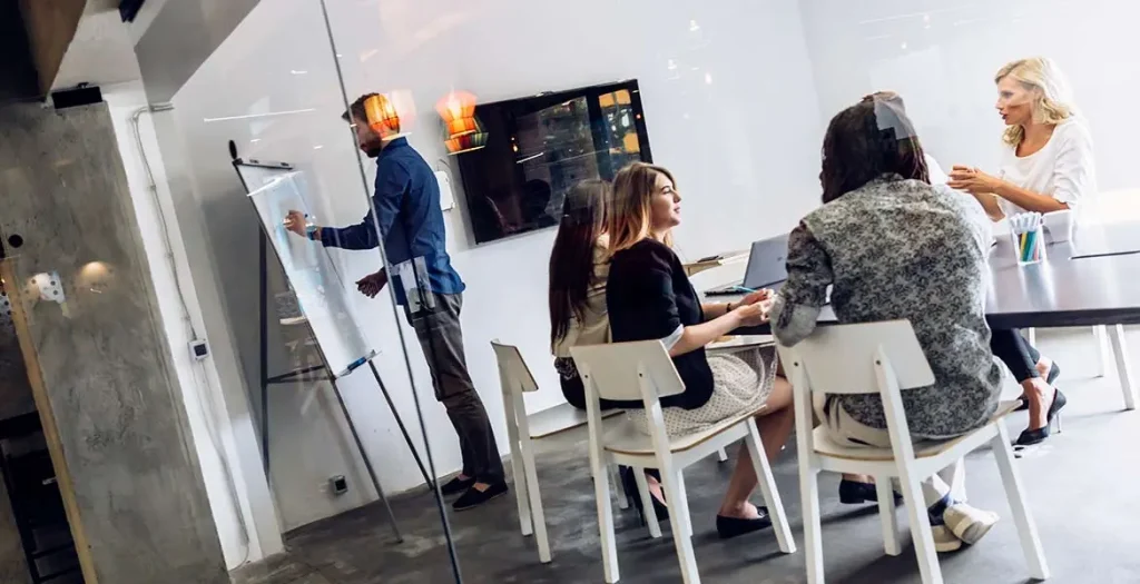 ¿Cuáles son las características de un centro de trabajo?