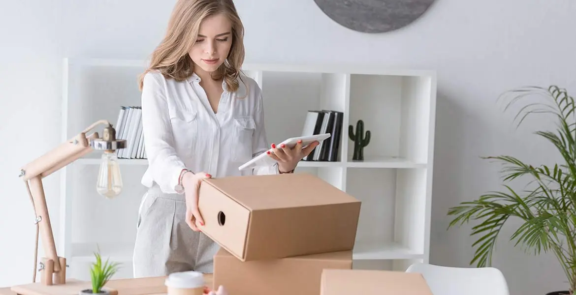 ¿Cómo se calcula la variación de existencias?