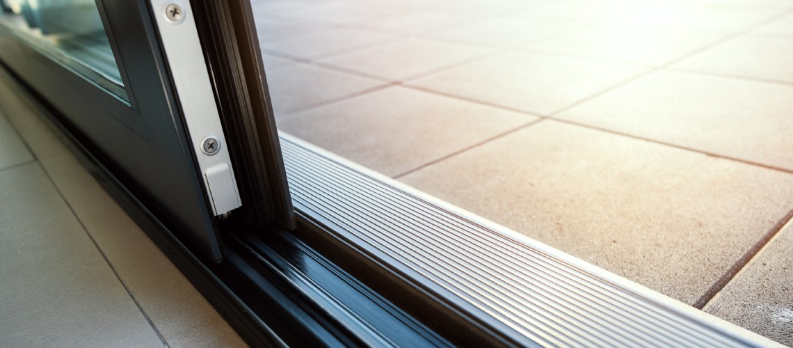¿Cómo reparar el cierre de una ventana corredera?