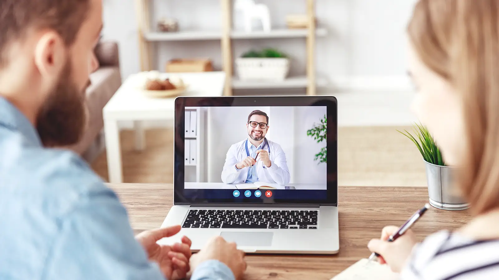 Dos personas realizando una videoconsulta médica online