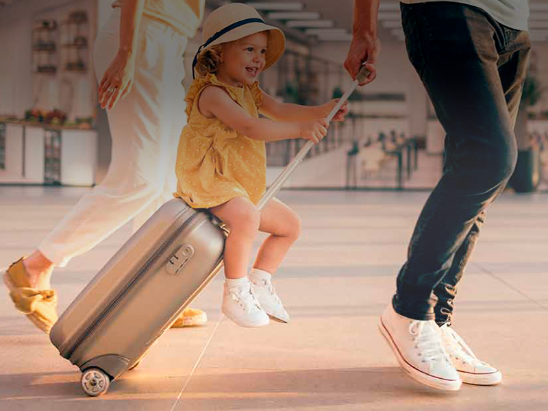 Familia paseando por un aeropuerto